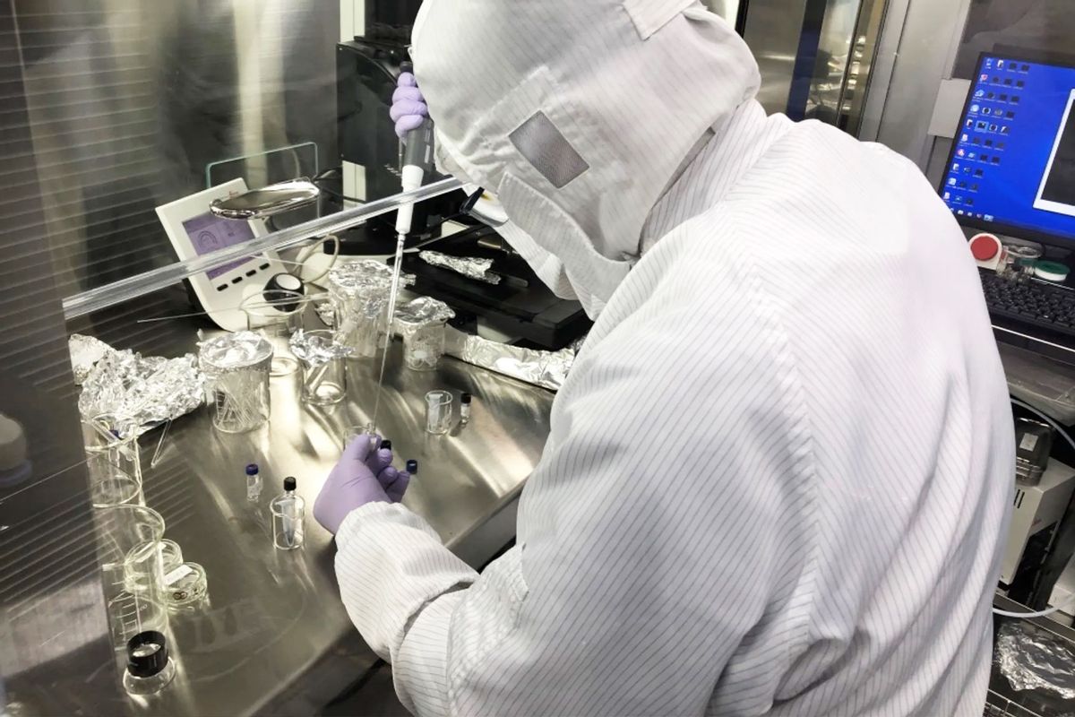 scientist_looking_at_asteroid_ryugu_samples_2023_nasa_jaxa.jpg